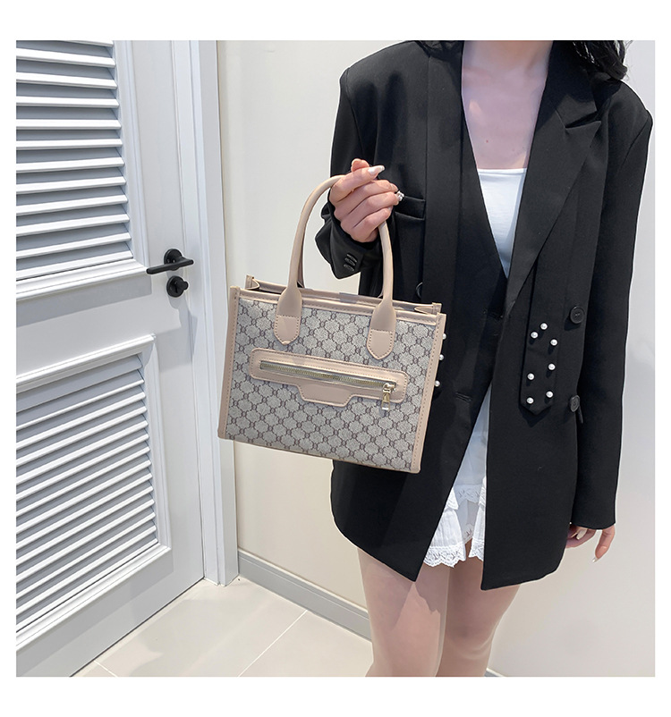 Small niche design, beautiful and personalized handbag for women 2024 new fashionable splicing trend, large capacity_voghion.com