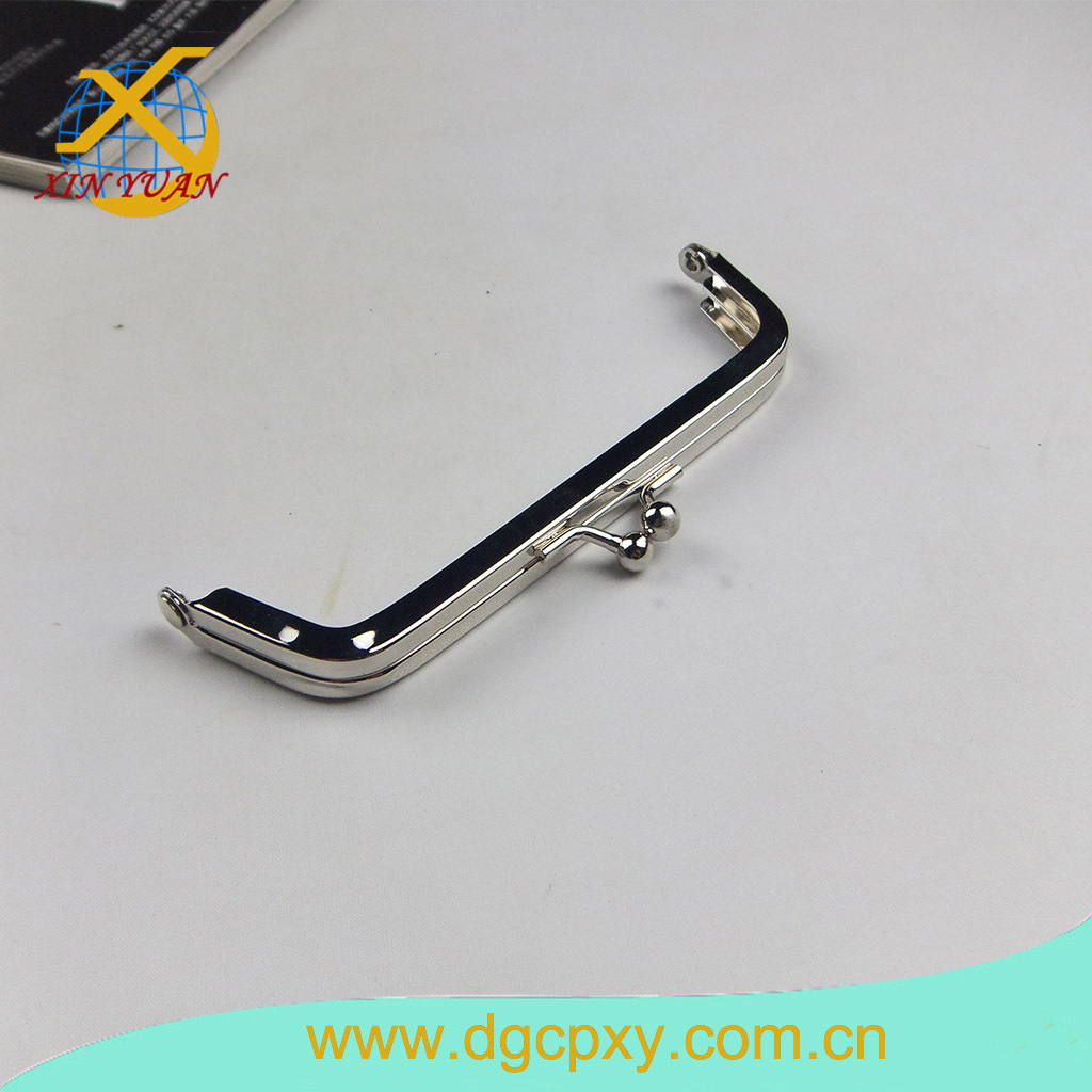 本厂家供应密口五金手袋铰 ，各种包包夹 包扣