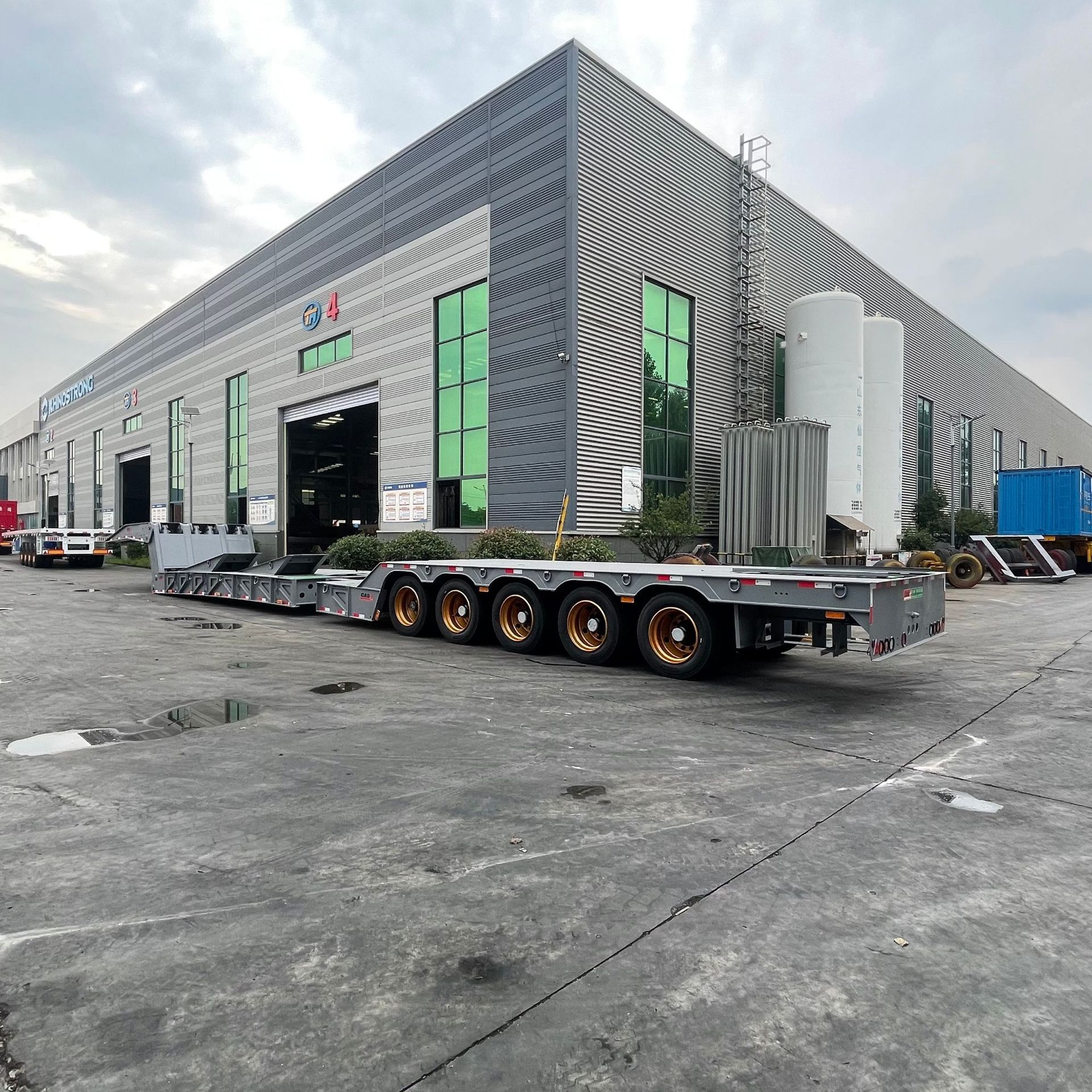 The Factory Supplies and Sells Special Low-Bed Semi-Trailers for Heavy Machinery Transport, Foldable Gooseneck Trailers with Powerful Engines