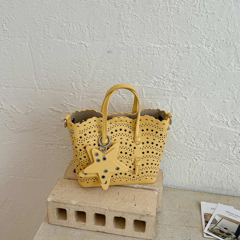 Bolsas de mano de tallado de onda transfronteriza, bolsas de cesta frescas de moda, bolsas de cubo de nicho de estilo extranjero diarias