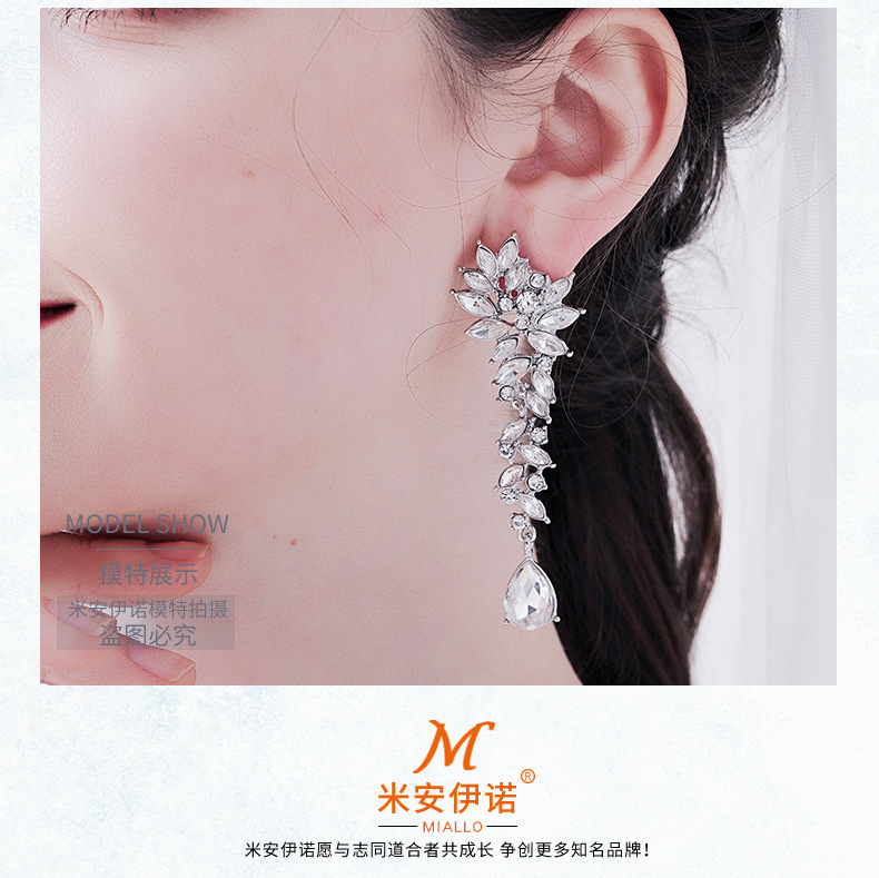 Boucles D&#39;oreilles Longues En Alliage Coréen Strass Étincelant En Gros Nihaojewelry display picture 3