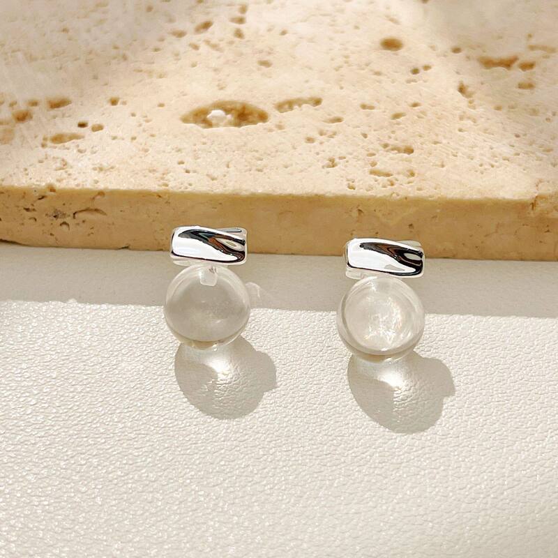 Cool White Silver Sugar Cube Transparent White Crystal Round Ball Earrings for Women, Enhance Complexion, Ins-Style, Exquisite, Fashionable, Simple, Versatile