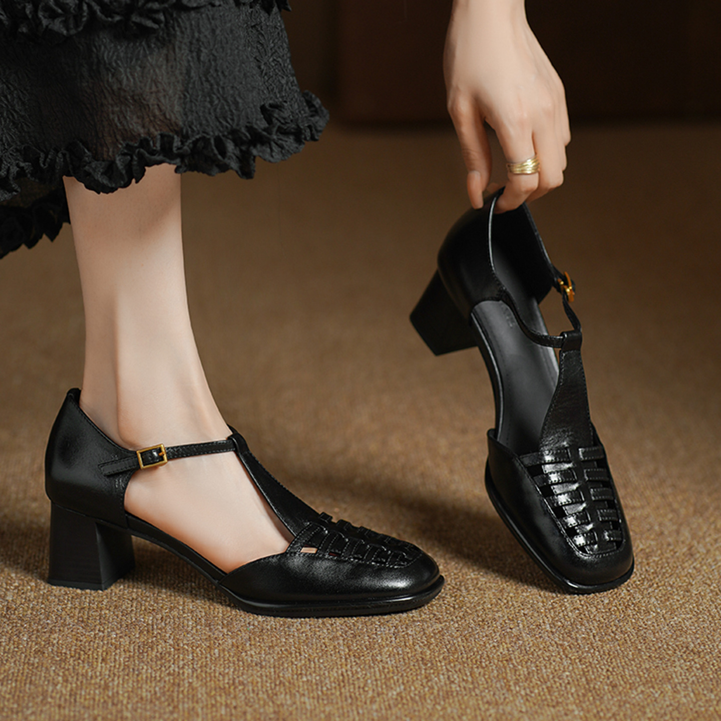 Sandal nữ da bò dệt quai chữ T kiểu La Mã, đế thấp thoáng mát — đen
