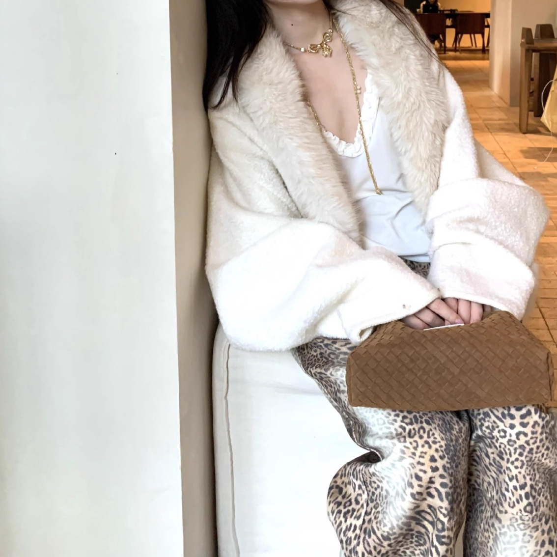 2025 Socialite French Winter Light Luxury Elegant Cocoon-Style Pure Color Fur Collar Cardigan Jacket Top Women's Design