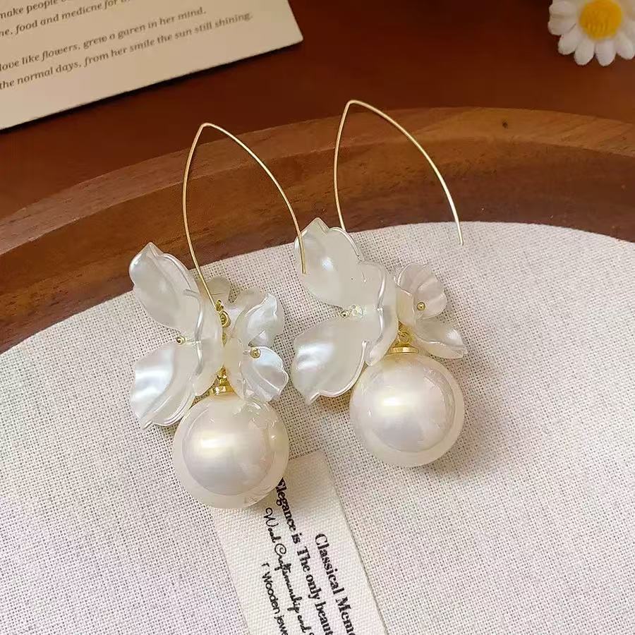 Europa y los Estados Unidos exageraron la imitación de flores de perlas, ganchos de orejas, nuevos nichos de diseño de temperamento ganchos de orejas, perlas