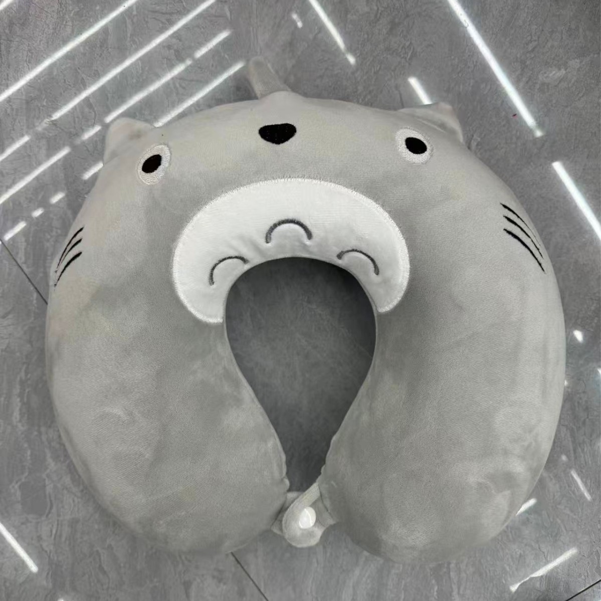Almohada en forma de U al por mayor transfronteriza de algodón de memoria doble pico desmontable una variedad de almohada de siesta en avión almohada portátil de protección del cuello almohada