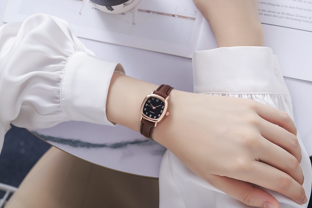 Pinduoduo alloy belt quartz square small dial fashionable women's minimalist digital time watch_voghion.com