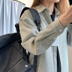 レトロなストライプの長袖のシャツの男の春と秋の高品質のシャツの男女は同じカジュアルでゆったりしているカーディガンのコートの男です。