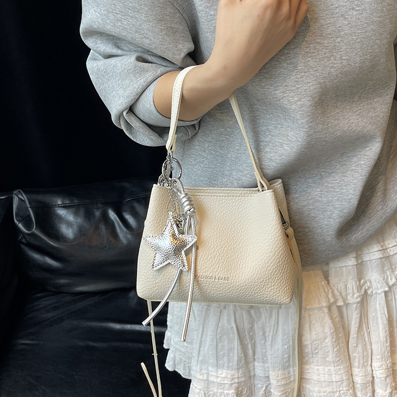 Bolsos populares de este año 2025 verano nuevo bolso femenino simple patrón de lichi bolso de hombro con letras de moda bolso de mensajero