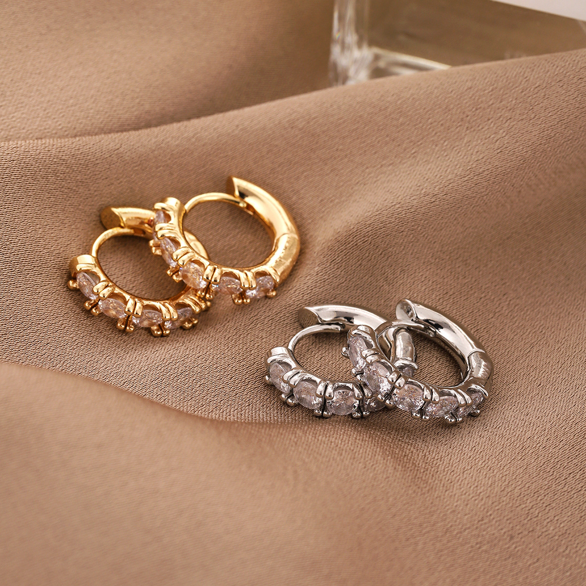 Amazon nuevo aretes de círculo geométrico temperamento simple aire frío zircon bronce aretes de diseño de nicho