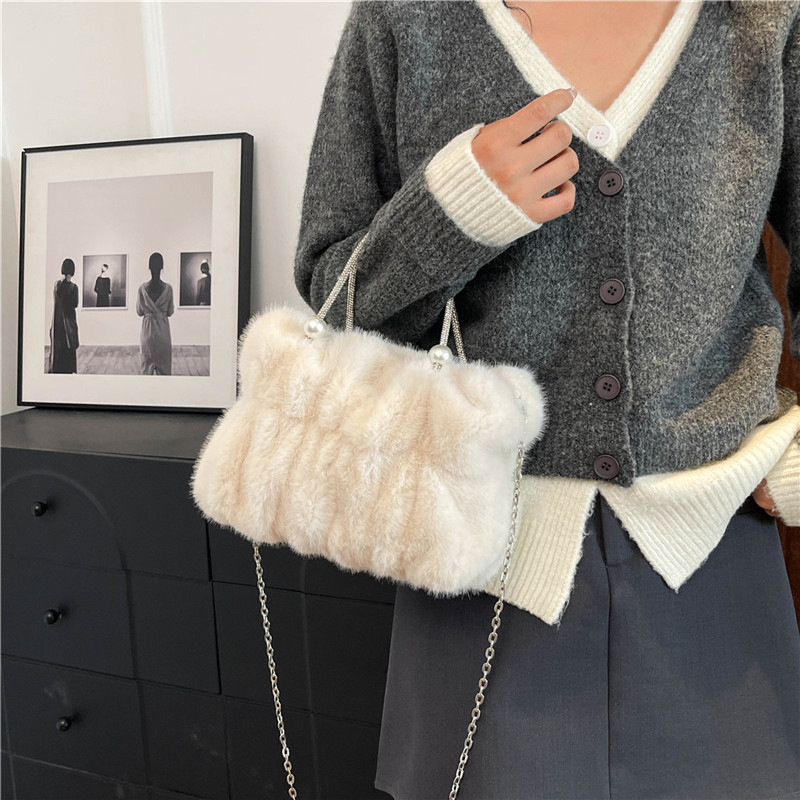 Bolso de mano peludo para mujeres ins versátil nuevo nicho de moda bolso de mochila bolso de nube bolso de cadena pliegue bolso de moda