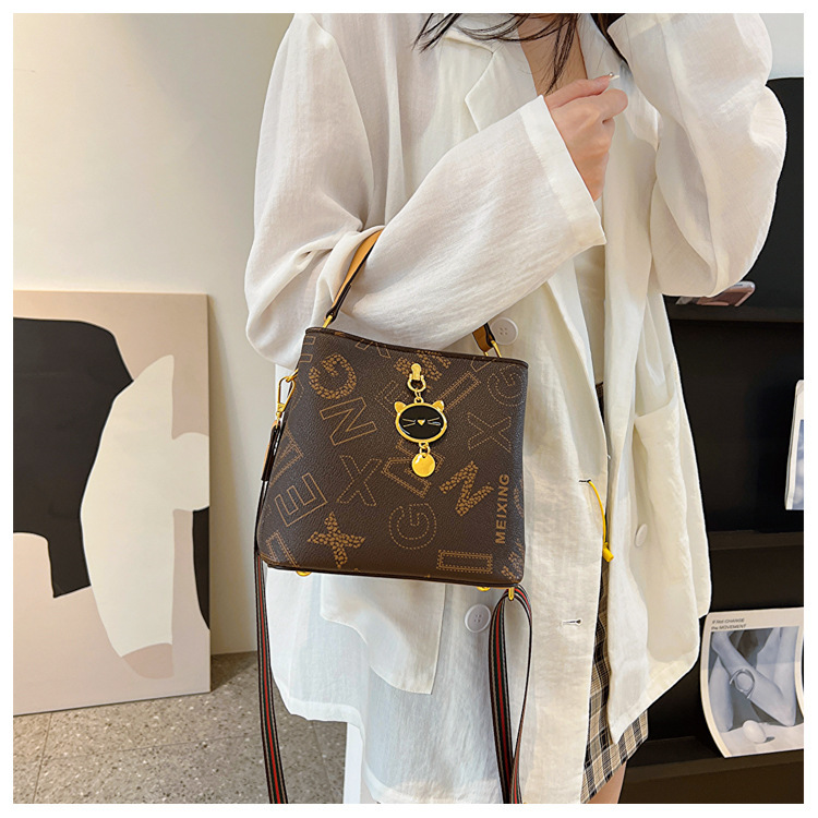 Frauen 2023 Neue Trendy Sommer High-End-Wasser Eimer Mode Alter Reduziert Umhängetasche Modische Handheld_voghion.com