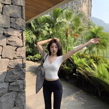 性感纯欲V领蕾丝拼接短袖T恤女夏设计感小众辣妹修身正肩短款上衣