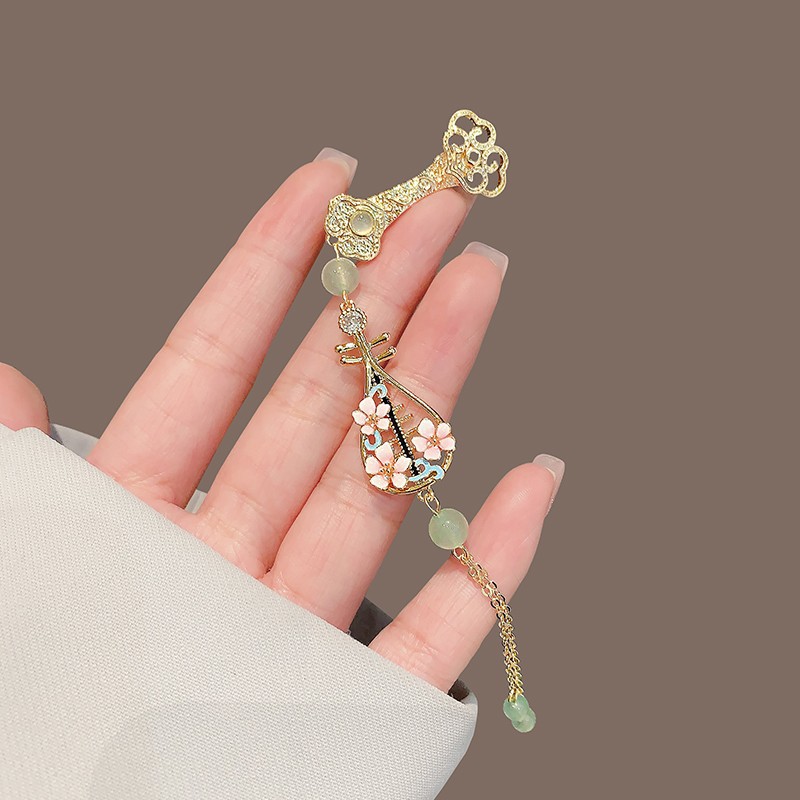 Broche estilo chinês com design de saia de cavalo e pipa borla_voghion.com