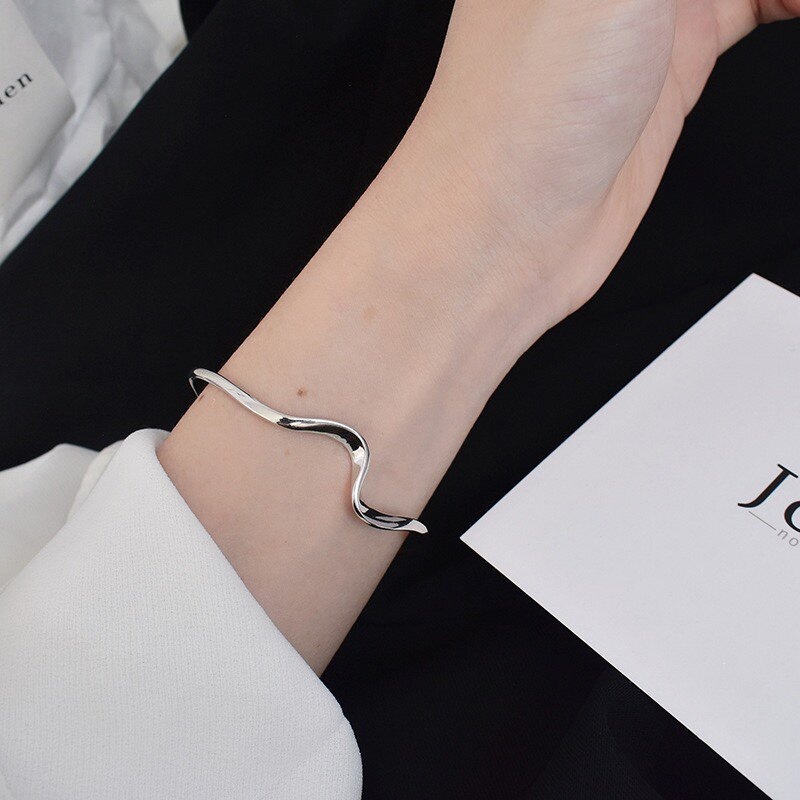 2026 nuevo pulsera de plata minimalista onda ins personalidad femenina Mobius brazalete abierto nicho diseño