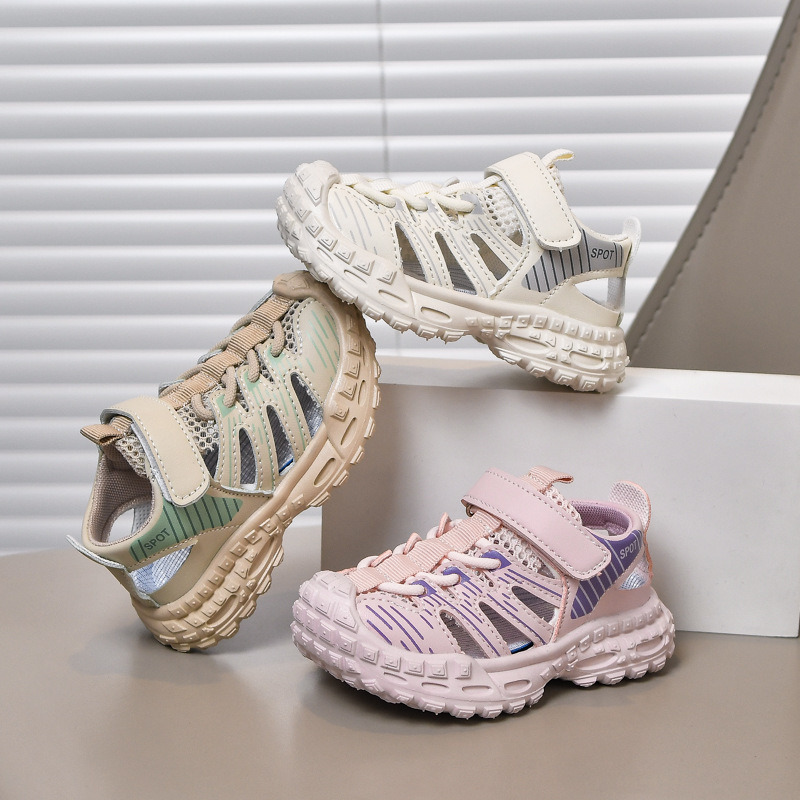 Sandalias deportivas al aire libre para niños 2025 verano nuevo estilo sandalias Baotou antideslizantes y transpirables zapatos de malla única para niñas suela suave