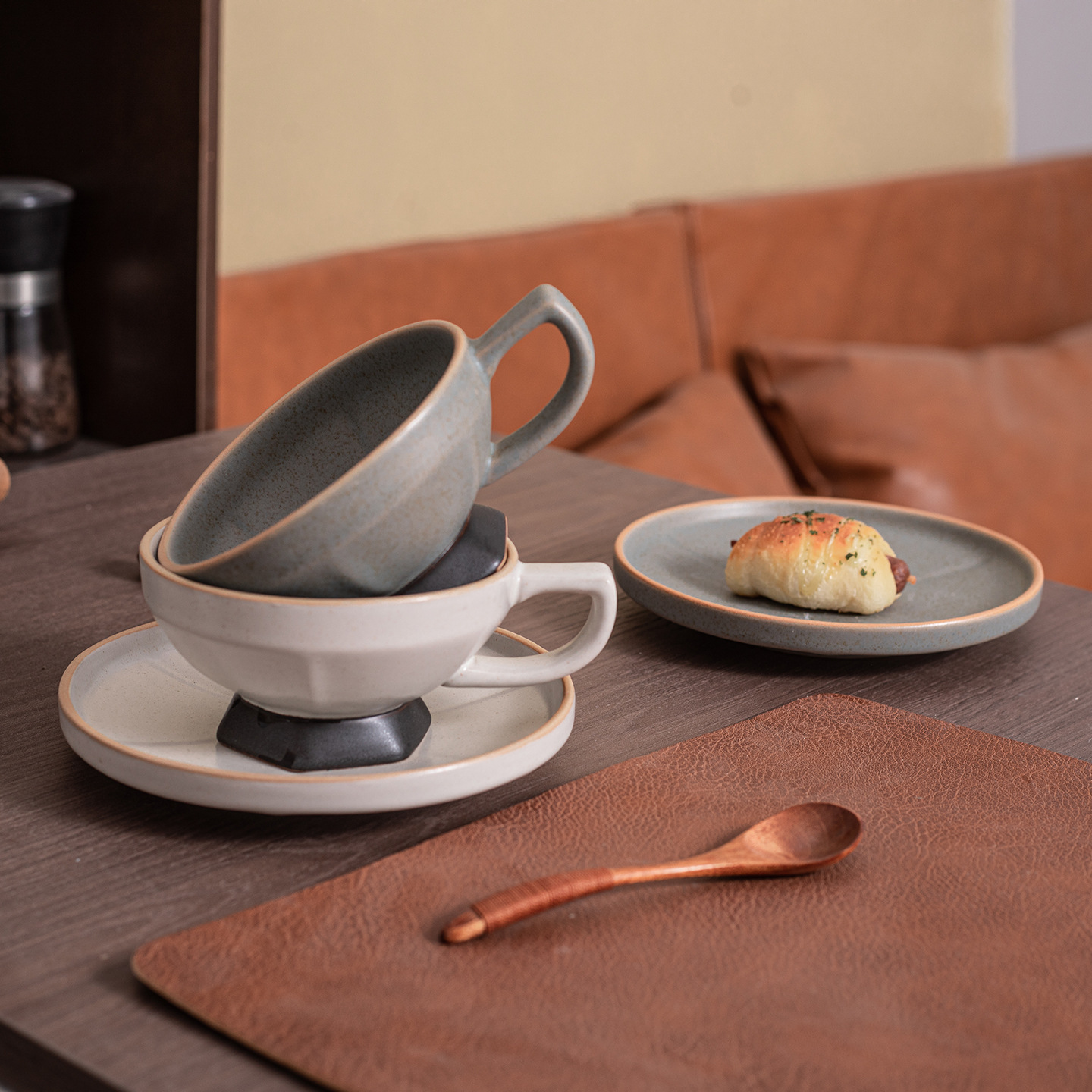 Tazas de café de pies altos y platos de cerámica gruesa retrógrada de alta calidad exquisita hermosa taza de té de la tarde simple y creativa de latas