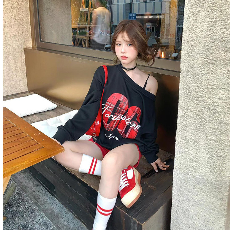 아메리칸 스타일 레트로 스파이스 소녀 한 캐릭터 칼라 크로스 숄더 땀 여성의 가을 2024 새로운 게으른 스타일 디자인 틈새