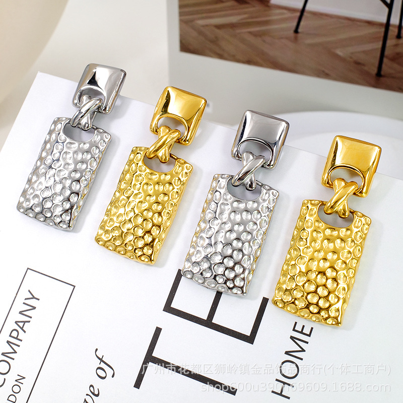 Venta caliente transfronteriza Pendientes de acero de titanio europeos y americanos, temperamento retro de la industria pesada, textura exagerada y pulida, pendientes personalizados, grandes