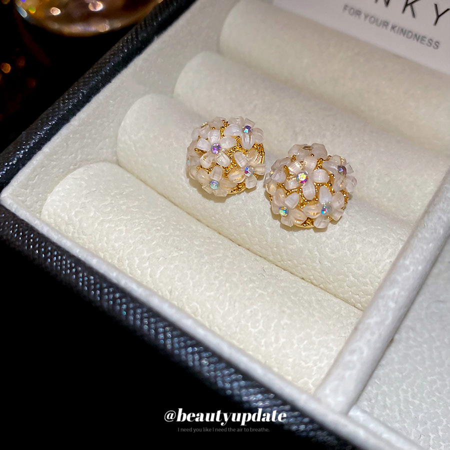 Pendientes de flores de aguja plateada de galvanoplastia de oro real de 18k Pendientes de todo fósforo de moda dulce y exquisito Pendientes de alta gama de lujo ligero para mujer