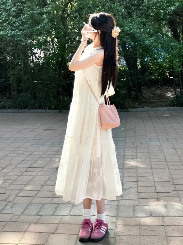 法式茶歇高级刺绣挂脖杏色连衣裙夏天海边度假松弛感无袖露肩长裙|undefined