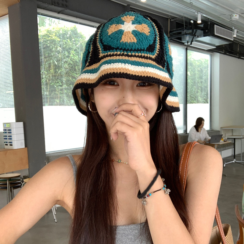 Sombrero de punto de flores hechas a mano de nicho japonés, ganchillo hueco para mostrar la cara pequeña, color de contraste dulce, sombrero de maceta universal