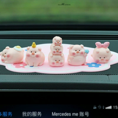 Car Ornaments, Car Dashboard Display Decorations, Healing-Style Accessories for Women, Piggy Car Interior Decorations (Car ornaments) - 5-little-pigs-pink-lucky-mat