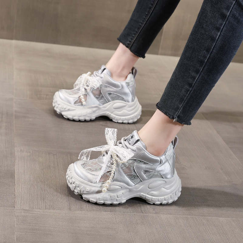 Giày sneaker nữ đế dày tăng chiều cao, phối ngọc trai và nơ, phong cách bánh xốp — Màu be