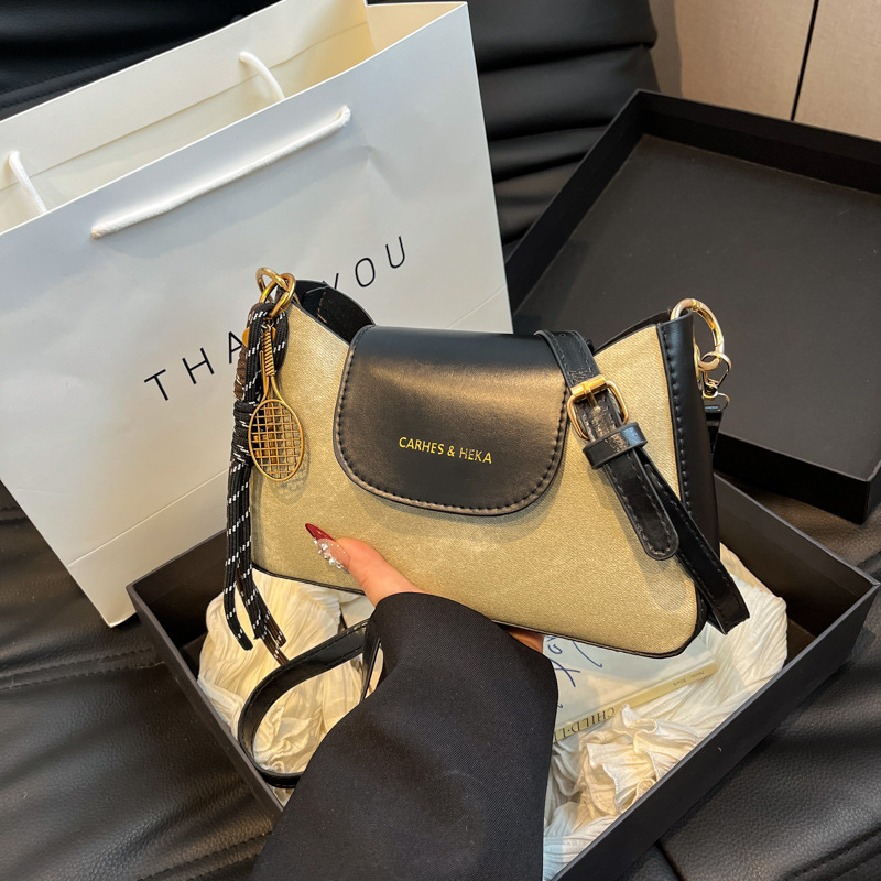 Textura de mujer mochila casual 2025, nuevo paquete de hombro de moda de primavera coreana simple empalme bolso debajo de la axila