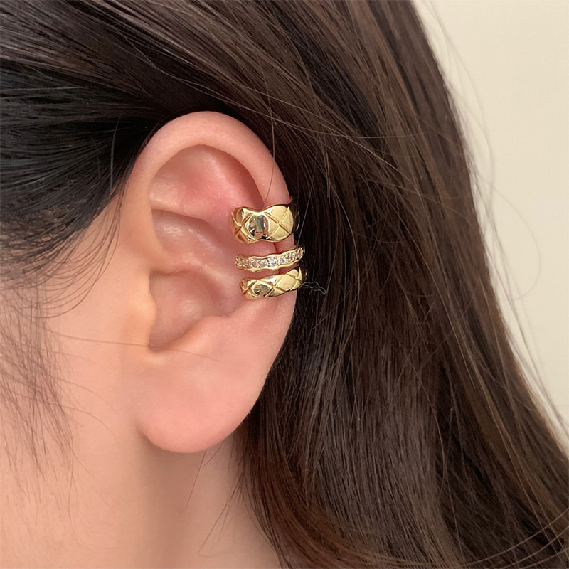 Fashionable earrings with zircon