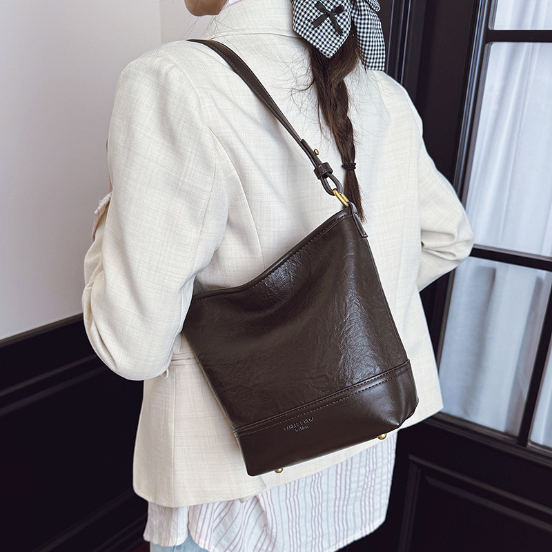 Cross-border 2025 invierno nuevo retro bolso de balde de mujer simple de gran capacidad bolso de hombro para viajar mochila