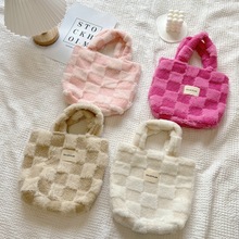 秋冬新款毛绒棋盘格水桶包包韩风ins小清新百搭通勤手腕包托特包