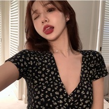 2025夏季新款打底衫女式短款露脐休闲深V领小碎花短袖T恤女装上衣