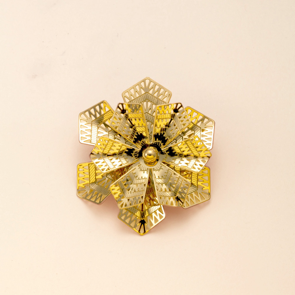 Colgante único Venta caliente europea y americana joyería de acero inoxidable hueca flor multicapa joyería de bricolaje retro accesorios chapados en oro de 18k