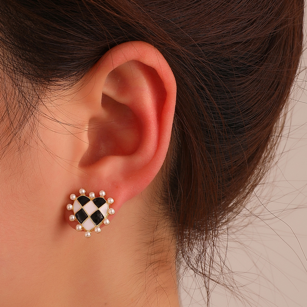 retro inlaid pearl threedimensional heart shaped stud alloy earrings femalepicture4