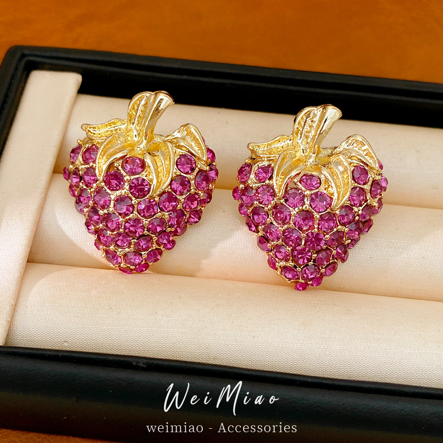 Medieval vintage aguja de plata con diamantes pernos de fresa retro exquisitos pendientes de nicho ligero lujo alta sensación de pendientes para mujeres image 1