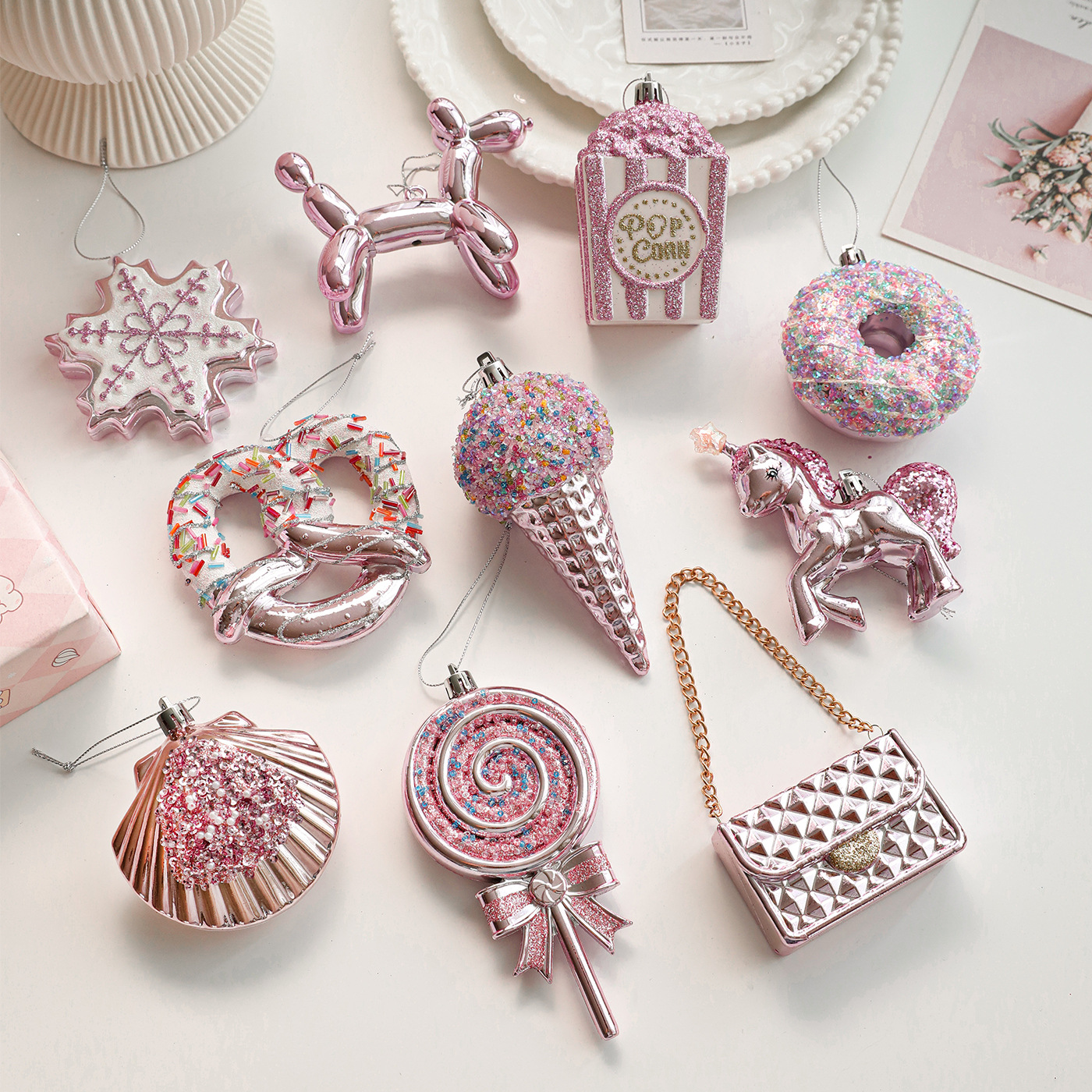 Adornos navideños de plástico rosa con colores pastel, adornos navideños de dibujos animados, decoraciones navideñas 3D estilo ins para ventanas.