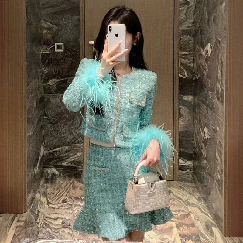 Elegant heavy-duty rhinestone-embellished ostrich feather tassel short coat with sequin ruffle skirt, Chanel-style suit