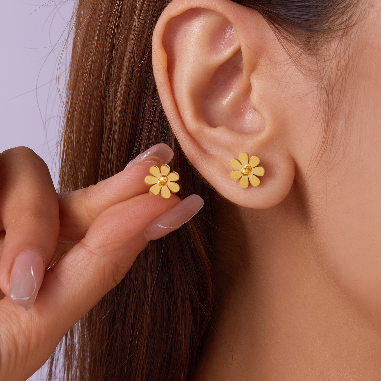 Rongxun Simple Little Daisy Pendientes de acero de titanio de todo el cuerpo Moda femenina Temperamento Pendientes de margarita pequeños y exquisitos Pendientes al por mayor