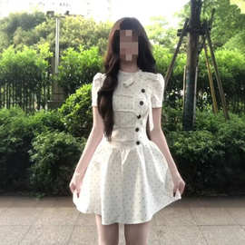 韩系设计感白色波点连衣裙夏季新款清新褶皱设计感修身显瘦短裙子