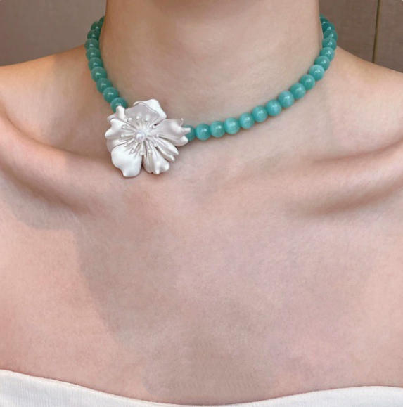 Necklace from pearl, flowered