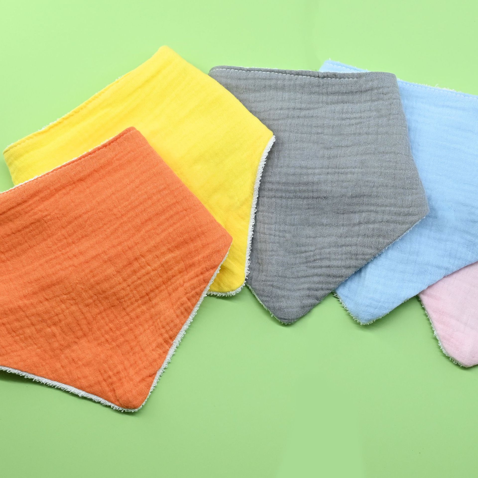 Un tipo de toalla de saliva para bebés babero de gasa de algodón puro toalla triangular anti-vómitos para recién nacidos tela babero para bebés