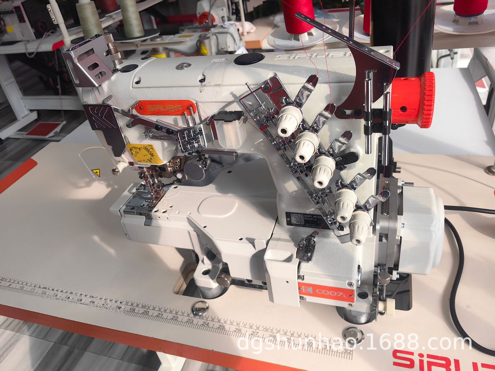 Fuente de alimentación directa Taiwán plata flecha máquina de coser tres aguja cinco hilo pequeña cabeza cuadrada máquina de coser