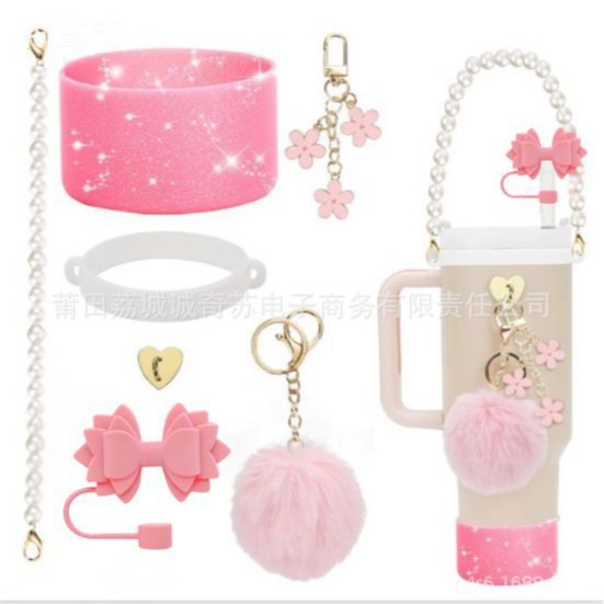 Nuevos productos Stanley taza de agua de mano cadena de taza de flores colgante de amor Begonia gorra de paja bola de peluche llavero