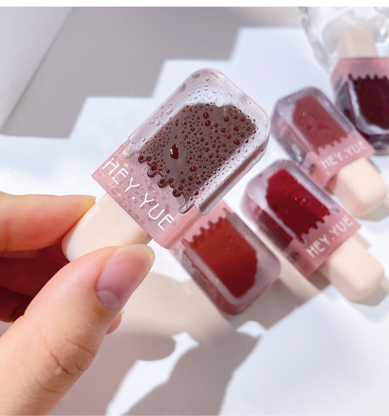 HEYYUE ice cream lip gloss small pudding makes the lips look fair. Red velvet matte lip paste is not easy to stick to cups. Lip gloss is affordable undefined