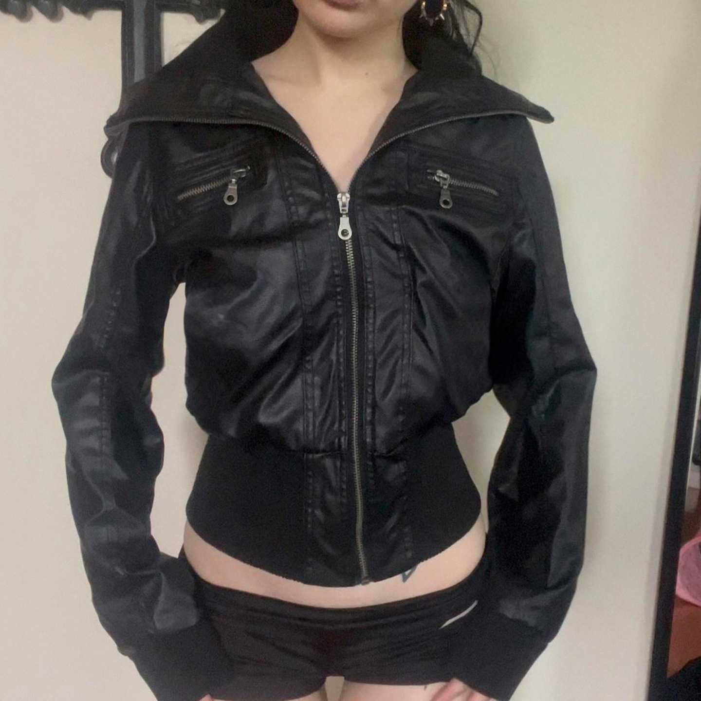 Qadın dəri qısa gödəkçə, fermuarlı və beli oturan model