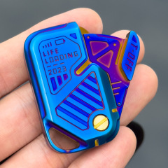 Edcはおもちゃを解凍して札を振って機械の金属を押して札の指先を押します。