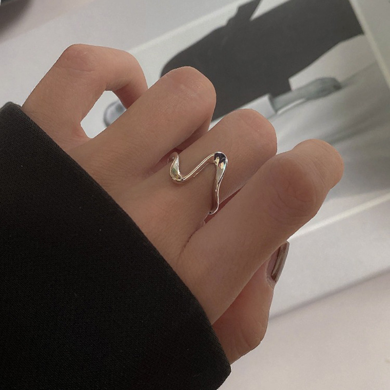 Anello in metallo stile minimalista con dito indice aperto e regolabile Mobius Twisted French Wave_voghion.com
