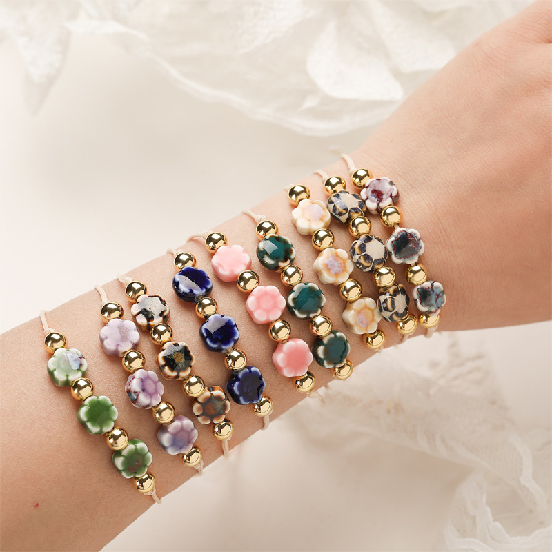 Venta caliente transfronteriza europea y americana pulsera de cerámica de flor de seis pétalos TEMU pequeña y fresca pulsera con cuentas de todo fósforo joyería spot al por mayor