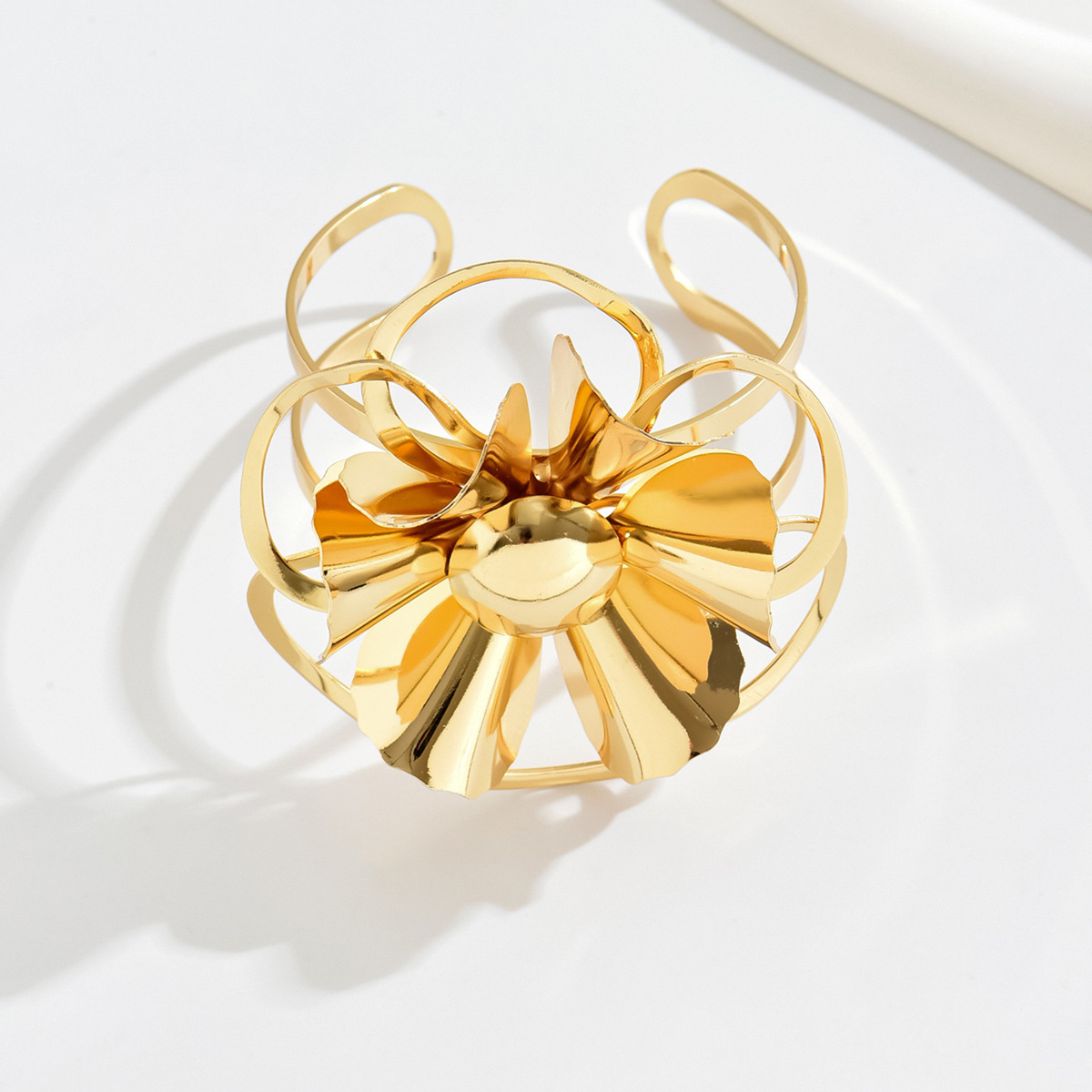 1 Piece Quantity Holiday, Street Occasion Alloy Material Retro Flower Alloy Wholesale Bangle